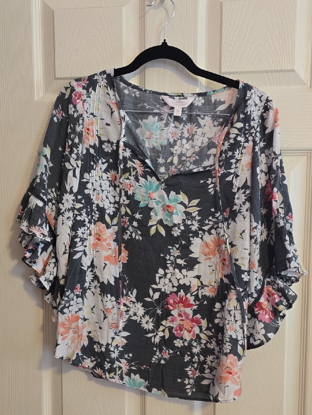 LC‎ Lauren Conrad Dark Gray Floral Split-Neck Blouse